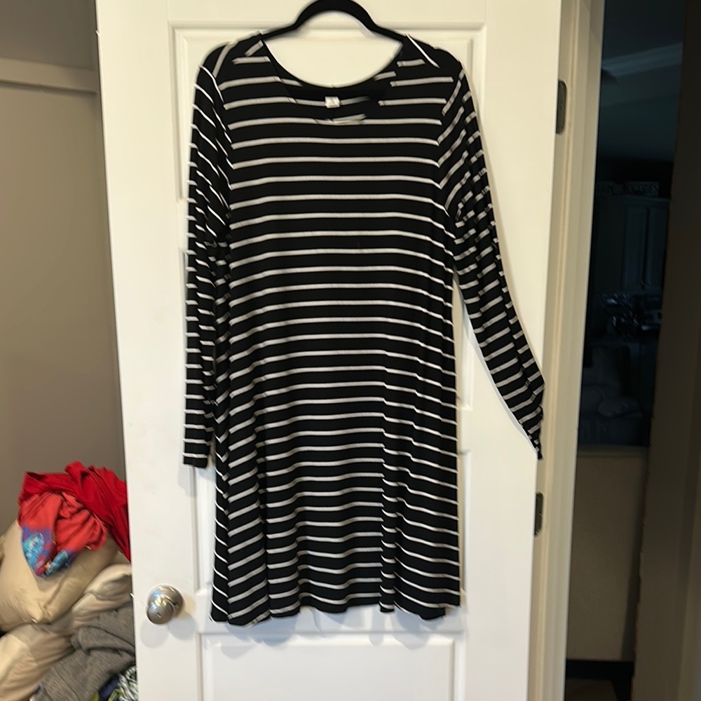 Old Navy Black and White Long Sleeve Crew Neck Dress